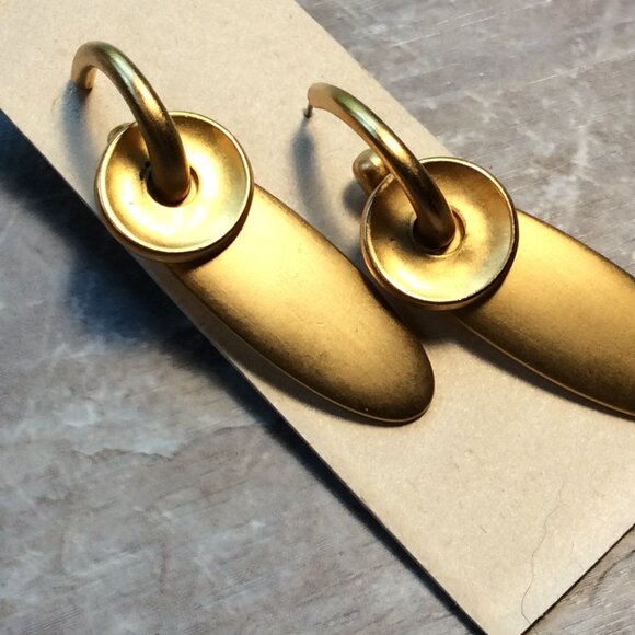 Classic Knocker Style Earrings Matte Gold Tone '80- 90s #VintageGlam #RetroChic - Picture 3 of 3